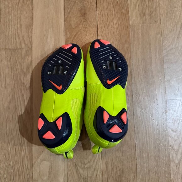 Nike Athletic Shoes in Neon Yellow and Black - Picture 4 of 4